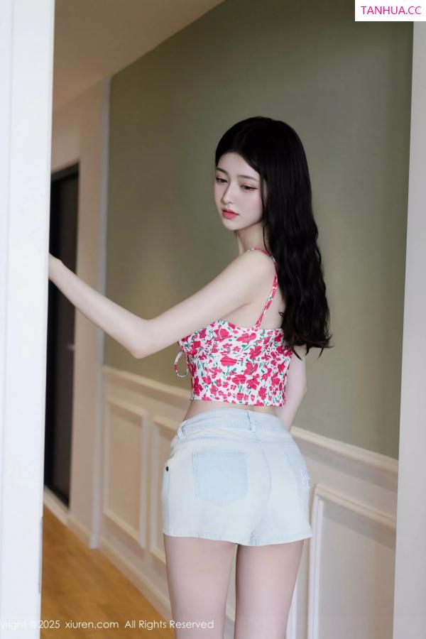   [XiuRen]高清写真图 2025.06.20 No.10442 白小蝶 超短牛仔裤第8张图片